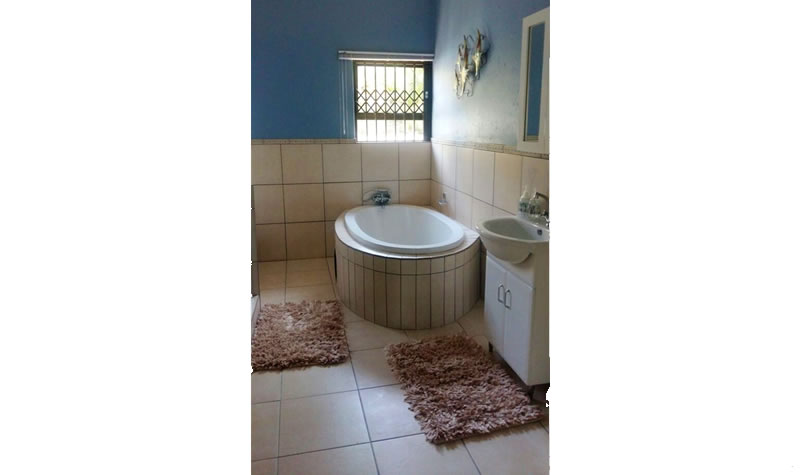Seaugulls View Guest Suite Bathr1